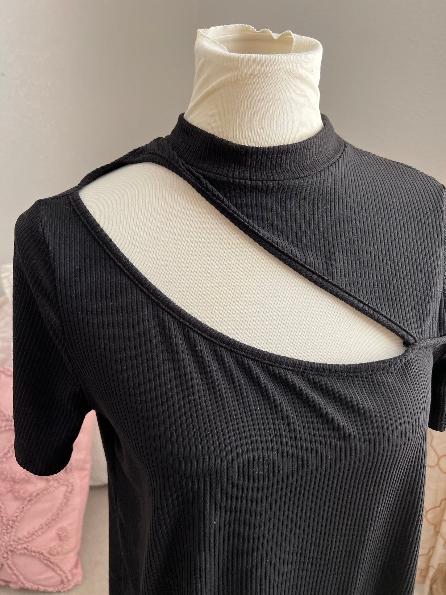 Black ribbed cut out top size small